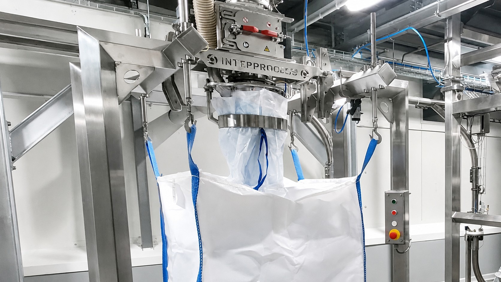 Stacja załadunku worków BIG-BAG InterProcess z zawieszonym workiem FIBC w zakładzie produkcyjnym
