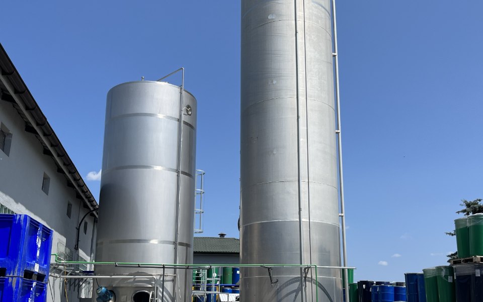 Silos i zbiornik procesowy do magazynowania materiałów sypkich