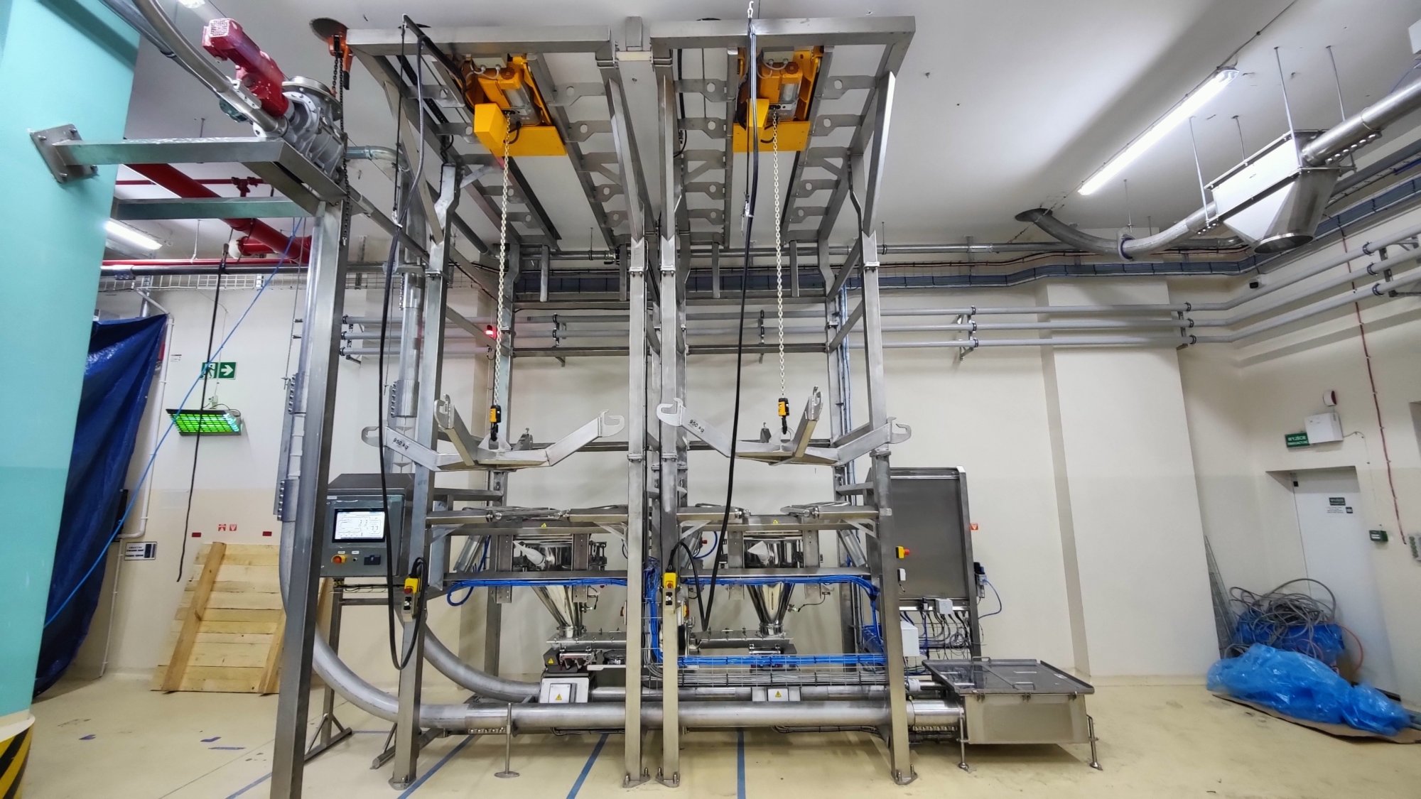 A twin-station big bag emptying system for granola, with gentle feeding and a tubular disc conveyor