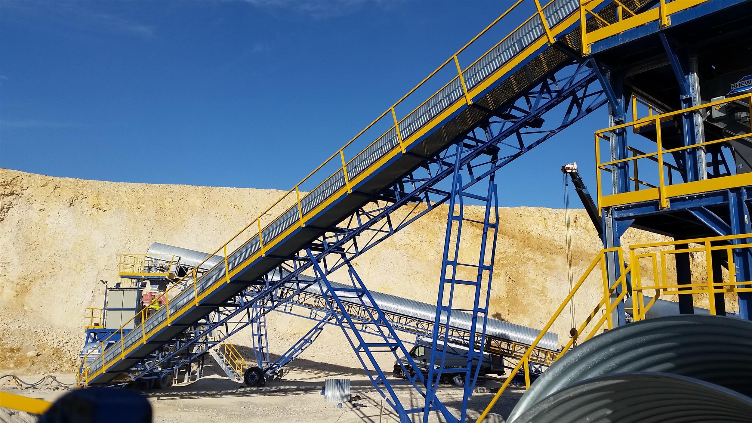 Gurtförderer mit Bandwaage in einem Kieswerk