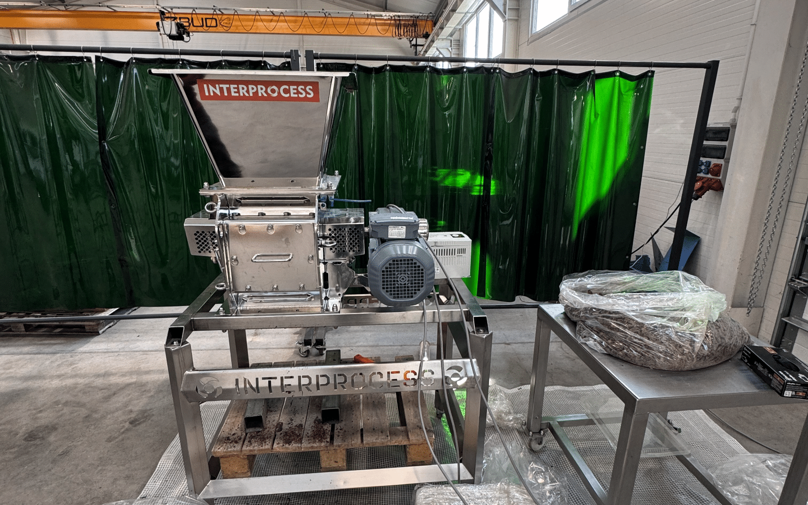 InterProcess-Zerkleinerer auf dem Versuchsstand mit Materialproben
